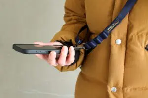 ついに、「理想のスマホショルダー」に出合えた話。一日中つけていても“快適”なんだ