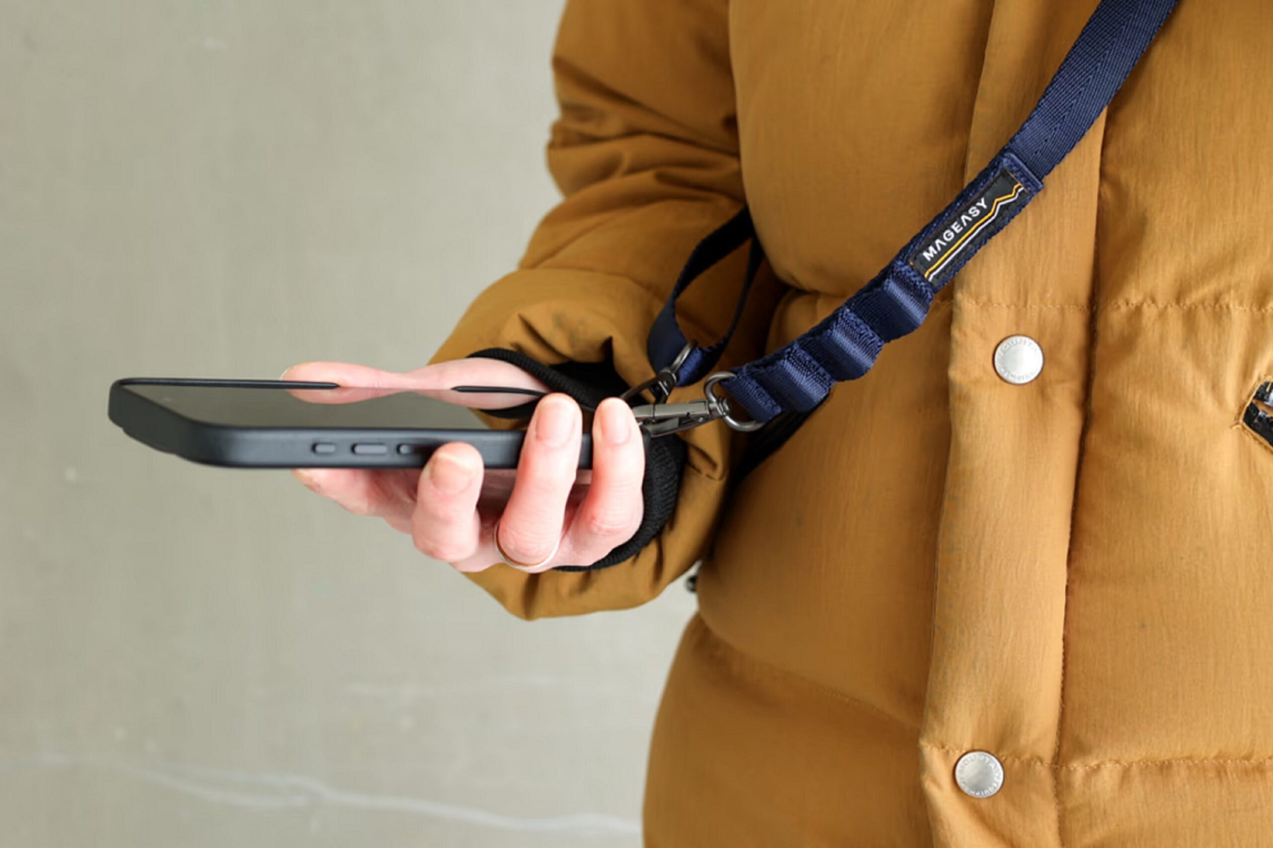 ついに、「理想のスマホショルダー」に出合えた話。一日中つけていても