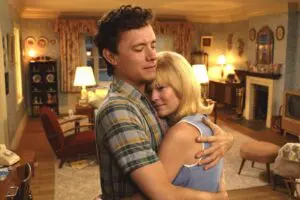 トム・ハンクスが10代から70代を熱演！　実家を思い出す、時を超えた物語