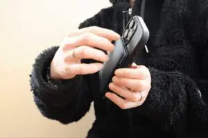 「スマホスタンドの進化版」が凄い！　カードが収納できるポケット、撮影時の手の安定…持ち運べるとうれしい機能が揃ってるんだ