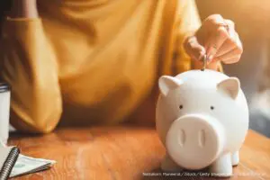 「お金を貯めるのが得意」な人は約4割ほどと判明　毎月様々な工夫も