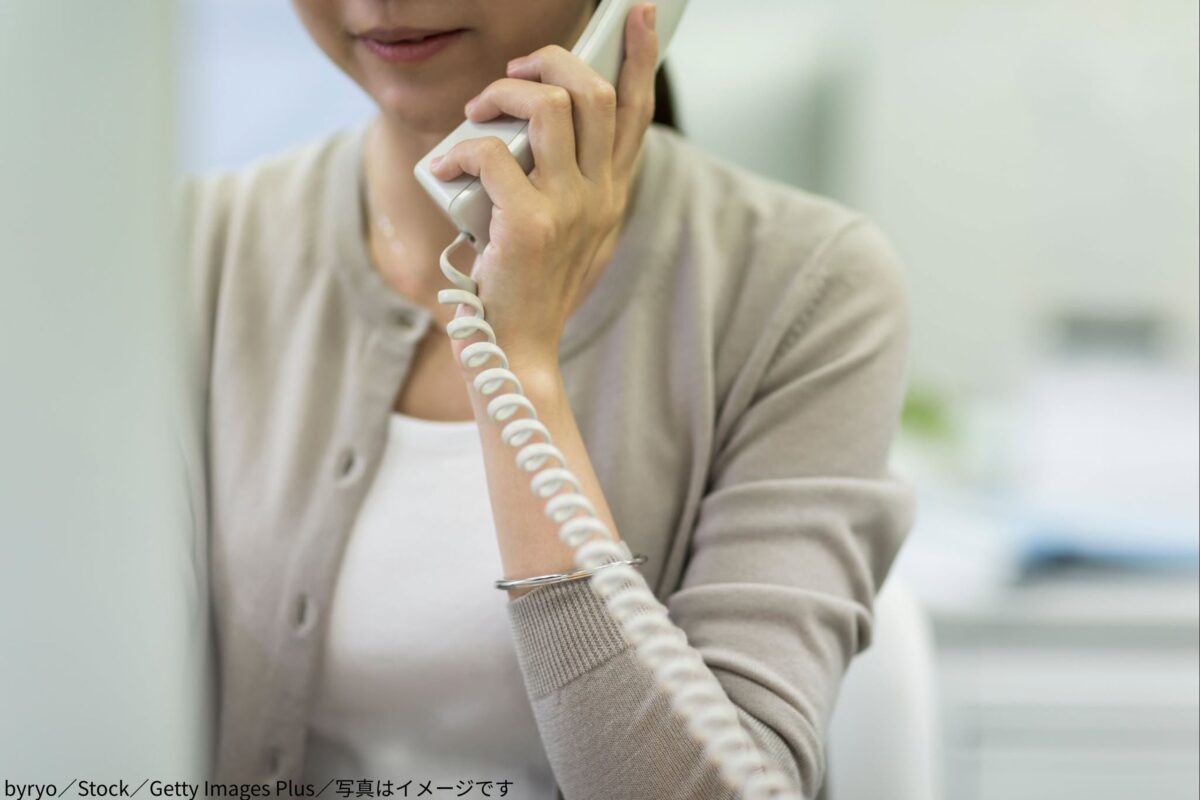 電話をかける女性