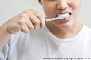 歯石が溜まる“ヤバい歯ブラシの持ち方” 歯科医師の解説に「目からウロコ」