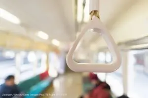 降りる駅を間違えないため… 約6割がしている「電車内のアナウンス」への対応