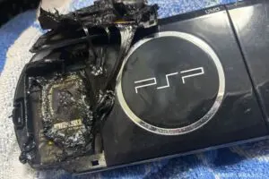 充電中の中古ゲーム機が突如爆発、布団の上の光景にゾッとした 「睡眠時の充電はNG」の理由が怖すぎる…