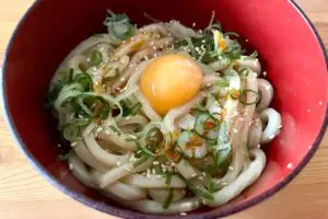 冷凍うどんが“シェフの味”に化ける　ジョーさん。の「卵かけうどん」がシンプルなのに絶品