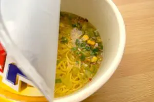 エースコック社員が教える「カップ麺を激ウマにするコツ」が最高　これはリピ確定だ…