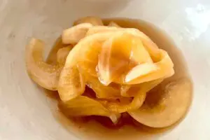 これ、冷蔵庫にあると最強すぎる…　“漬けるだけ”の玉ねぎが万能すぎた