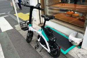 街中で遭遇したLUUP、とんでもない駐車位置にギョッとした 「管理が雑すぎる」と怒りの声も…