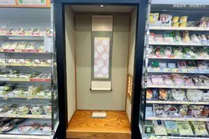 一見普通のコンビニ、食品コーナーに信じられない空間が… 「脳がバグる」とネット民困惑