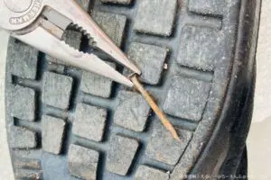 靴底に根元まで刺さった謎の物体、引き抜いてゾッとした　一歩間違えば「破傷風」と話題に…
