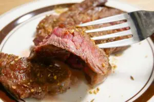 肉も焼きそばも“かけるだけ”で激ウマ　キャンプ芸人の「万能スパイス」が最強