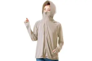 サッと羽織るだけ鉄壁ガードの「UVカットパーカー」　ラッシュガード兼用が大活躍の予感