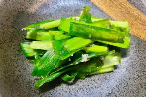 ニラが秒でなくなる リュウジ氏の「悪魔の塩壺ニラ」が絶品すぎた