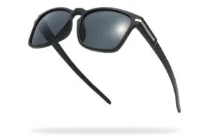 スポーツも運転もOK、日本人の顔にフィットする「偏光サングラス」 今年はコレが正解かも