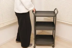 無印良品の「スチールパイプワゴンラック」。スリムに使えるからどの部屋に置いても重宝するよ