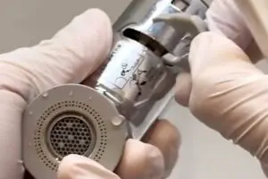 「えっ 外れるの」洗面台の蛇口、中から出てきたものに衝撃　掃除した人は「かなりの汚れが…」