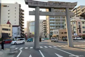 左折が日本一難しい道路、あまりの狭さに「設計ミス？」と悲鳴　通常より「1m狭い車線」と判明