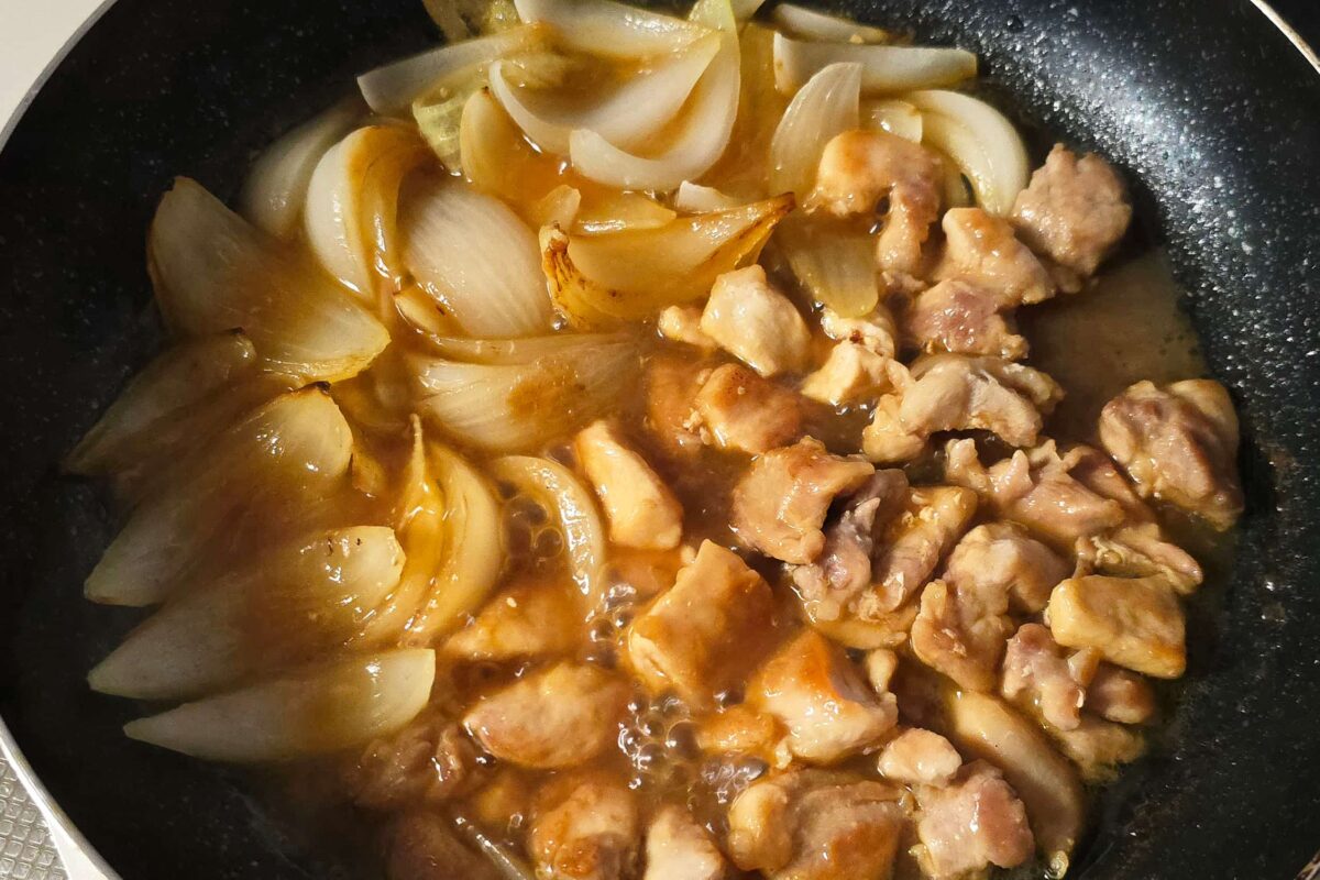 鶏と新玉ねぎのとろとろ煮・煮詰める