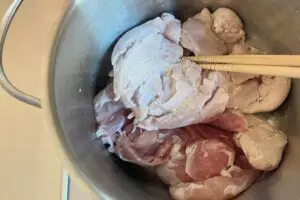 よく褒められるわが家の定番「チキンのホロホロ煮込み」 “ほぼ放置”で完成するとは思えない美味しさです