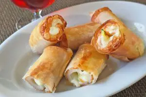 ちくわを春巻きの皮で揚げたら「最強おつまみ」が爆誕　何入れるか考えるのが楽しすぎる