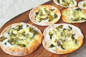 餃子の皮に“高菜”を乗せて…　あっという間に作れる「激うまピザ」が最強