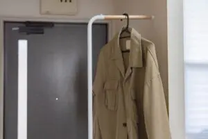 山崎実業の「省スペースなハンガー」を玄関に設置したら、部屋の中が快適になった