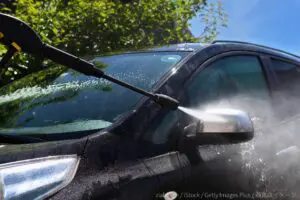 高圧洗浄機で「最も汚れが落ちる角度」があった…　『DayDay』で洗車ソムリエが“圧巻の技”を披露