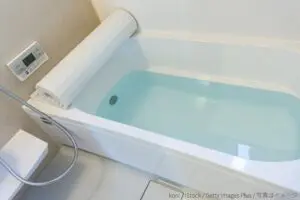 入浴後に毎日やる行為、じつは“逆効果”だった… カビが増殖する危険にスタジオ悲鳴