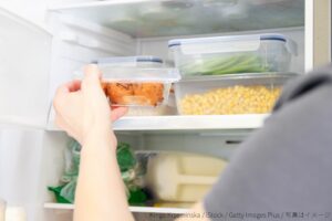 「冷蔵庫の中なのに」驚き…　気付くとカビが増殖するアレ、専門家は「週に1回」お手入れを推奨