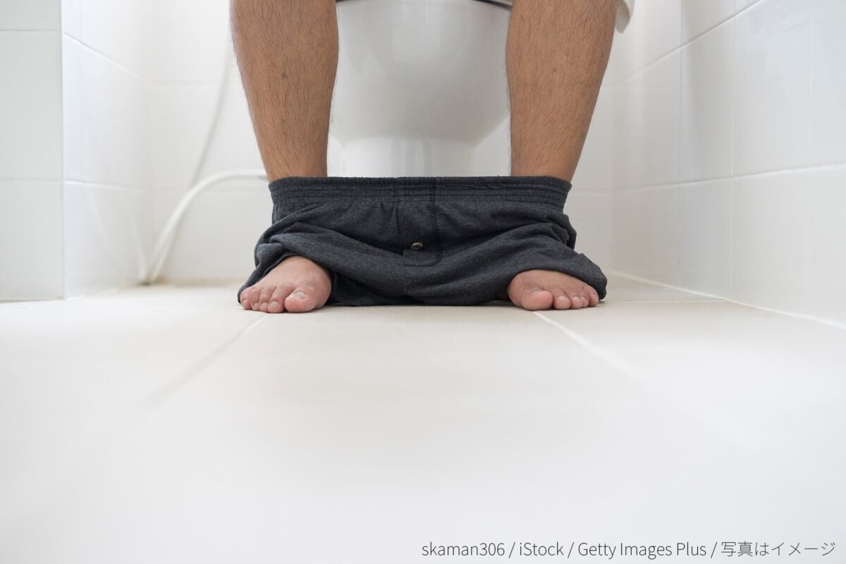トイレする男性
