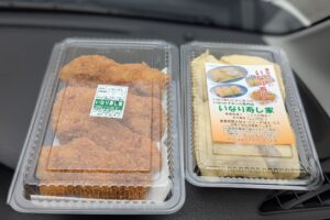 沖縄県には「フライドチキンといなり寿司」を同時に食べる文化がある　ハンバーガーより合うかも…