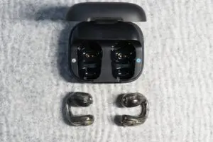 メガネユーザーに語りかけています…Ankerの「イヤーカフ型イヤホン」を試してみるのです…