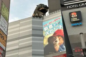 新宿で空にスマホを向ける人が続出、一体なぜ…　微笑ましすぎる理由が「絶対狙ってる」と話題