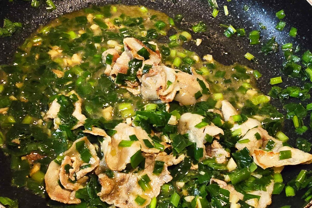 にら豚焼きそば・仕上げ