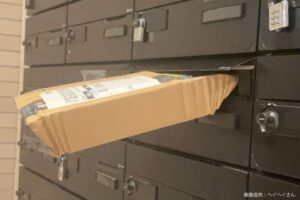 郵便受けに突き刺さったAmazon配達物、無理やりすぎる光景が「さすがにアウトでは」と物議