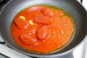 トマト缶は“潰さない”で劇的にウマくなる　一流シェフの作り方が目からウロコ