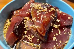 カツオの刺身、にんにくと生姜なしでもウマい　臭みなしでやみつきの「新しい食べ方」