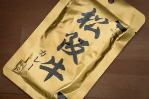 ダイソーで見つけた110円の“高級カレー”　食べようとしたら「調理方法」に驚いた…