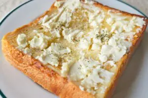 ガーリックトーストにコレ塗ったら… ありそうでなかった「背徳のうまさ」にハマる