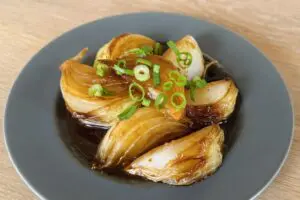 「焼くだけなのに感動」ロバート馬場の“新玉ねぎステーキ”が想像以上のウマさ