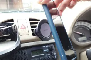 約1秒でスマホを固定　このUGREENのMagSafe対応車載ホルダー、かなり使える