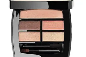 プロが教える「女優に欠かせない」コスメ　保湿力がすごい下地、どの肌でも盛れるアイシャドウは…