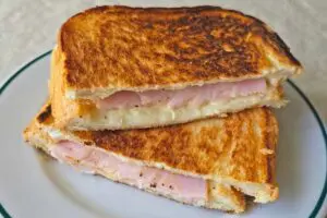 フライパンで作る「チーズたっぷりホットサンド」が激ウマ　これはズルい…