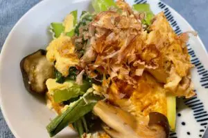 素材の美味しさ引き立つ「豆腐と小松菜の旨炒め」　肉なしでもメインを張るおかず