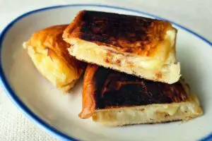 フライパンで焼くだけの「濃厚チーズパン」が罪深すぎ 悪魔的な甘じょっぱさに沼る