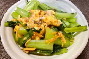 小松菜と卵だけでつくる“極上の炒め物”　奥薗壽子さんの簡単レシピが優秀すぎた