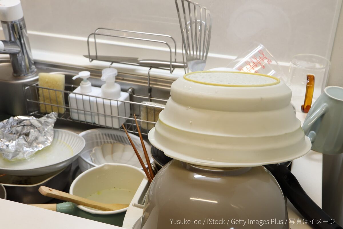 皿洗い・食器が溜まったシンク