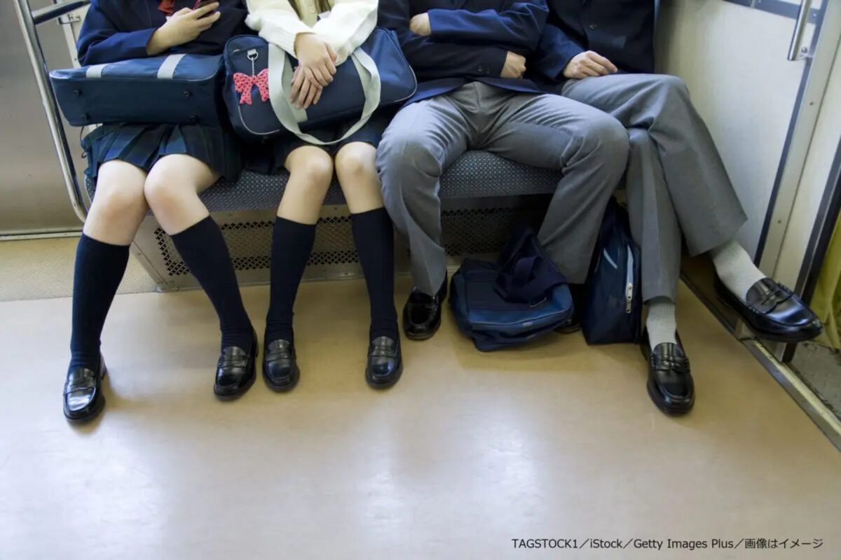 電車内の学生たち