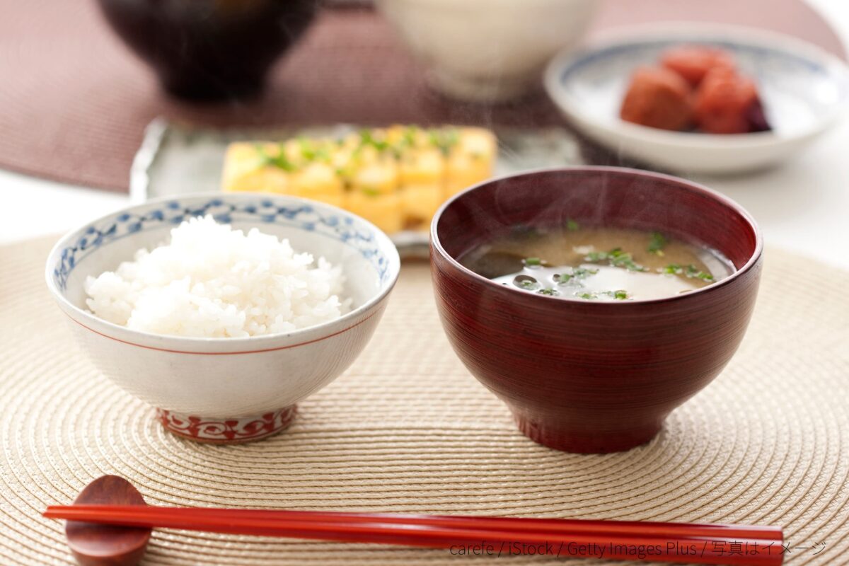 朝食・味噌汁・ご飯